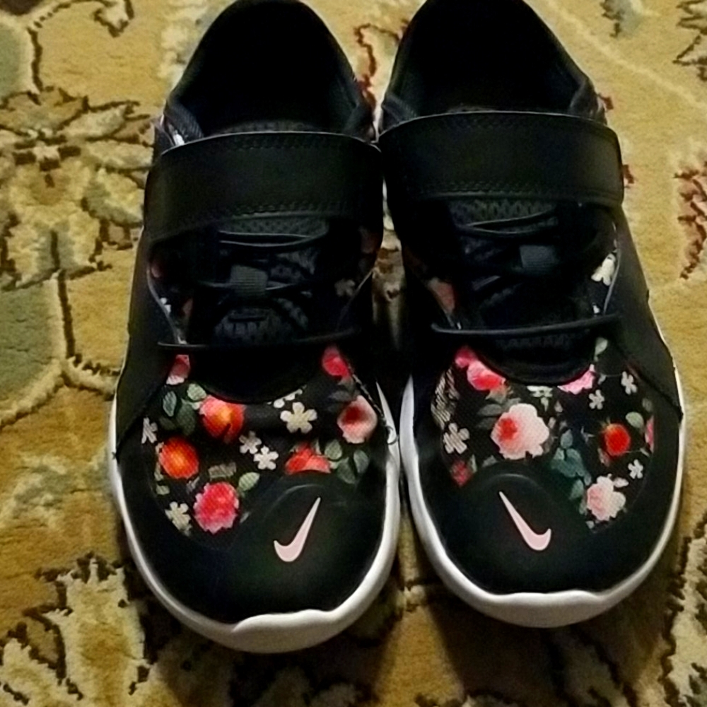 Girl's shoes